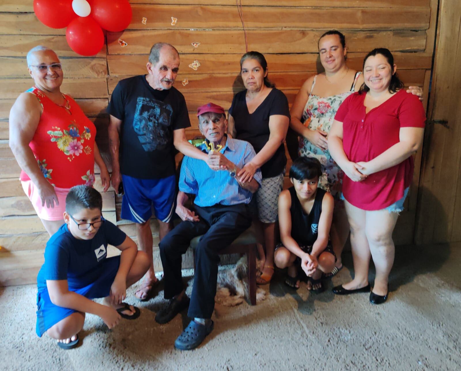 José Flores Flores nació el 11 de julio de 1907 en el cantón de Cañas, Guanacaste y al celebrar su cumpleaños 117 se mostró puras Tejas, está súper entero y lúcido