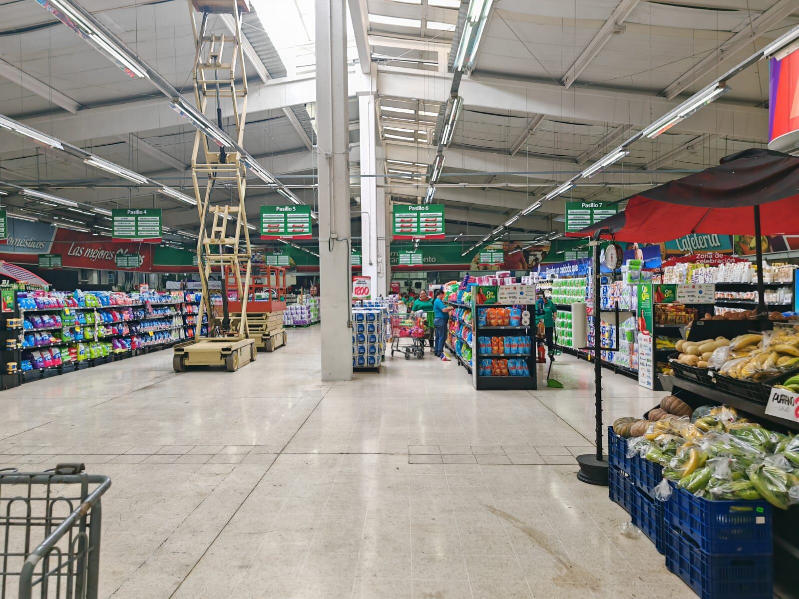 En Megasuper Parque de la Paz se pusieron las pilas para atender la emergencia provocada por las lluvias del viernes anterior. Cortesía.