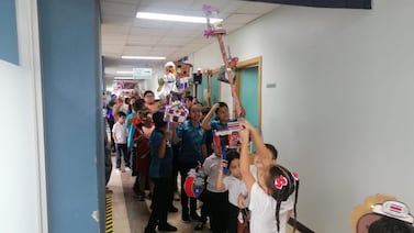 Escolares llevaron desfile de faroles a los pacientes del Hospital de Alajuela