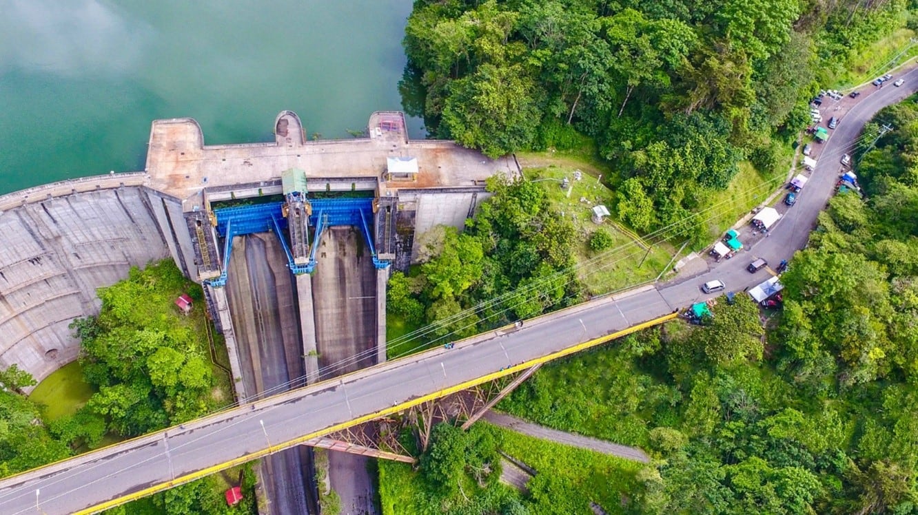 Inaugurada en 1996, la planta hidroeléctrica Cachí, en Paraíso, Cartago, saldrá de operación en diciembre de 2026 para mantenimiento anual. Su apagado coincidirá con el de otras tres plantas del ICE —Reventazón, Sandillal y Miravalles 2—, una concentración que el instituto califica como una "ventanilla de tiempo crítica" para el sistema eléctrico nacional.