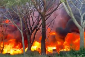 Enorme columna de humo: incendio consume bodegas cerca de la ruta 27