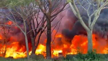 Enorme columna de humo: incendio consume bodegas cerca de la ruta 27