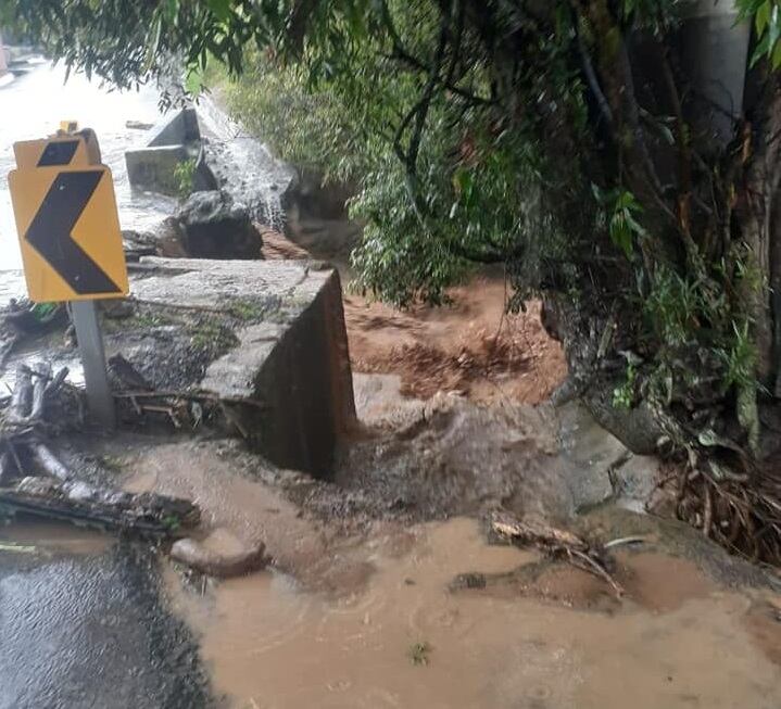 16 familias de Los Guido tuvieron que abandonar sus casas debido a la caída de un muro. Foto Municipalidad de Desamparados.