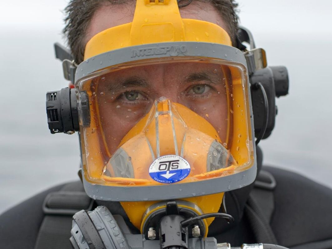 Foto de plano medio del biólogo Mauricio Hoyos.