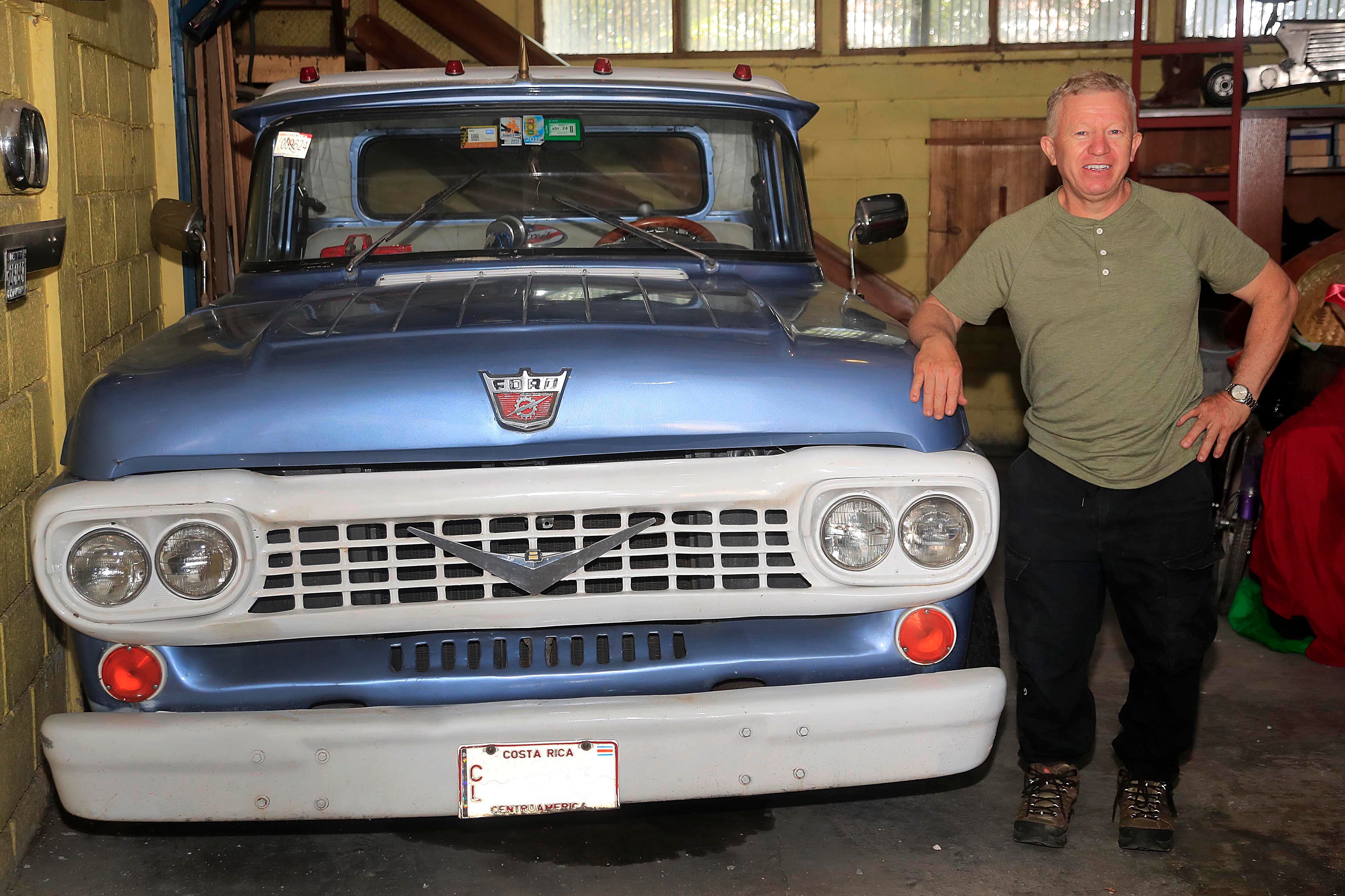 28/09/2023 El Bosque de Oreamuno, Cartago. José Joaquín Ulloa Jiménez mostró su pick-up Ford F100, modelo 1958, para la sección El Chuzo de la Semana, en La Teja.