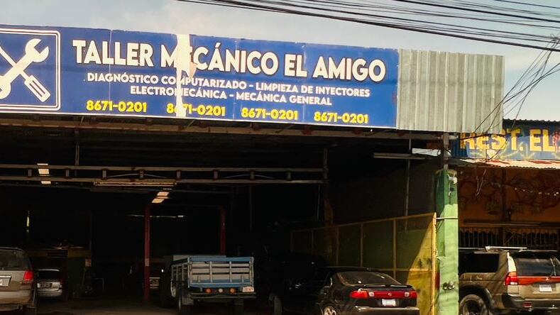 Asesinato frente al taller El Amigo en Paso Canoas, zona sur del país. Foto: Cortesía