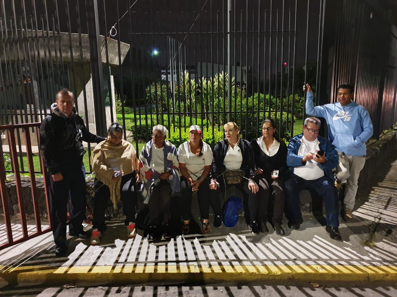 Mujeres taxistas se encadenan a Casa Presidencial