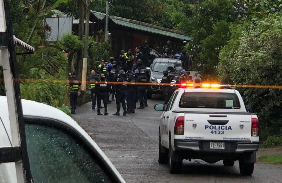 Delincuentes encerraron a dos policías dentro de camión en propiedad en el cantón de Mora. Foto cortesía.