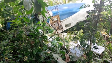Rescatan con vida a dos hombres y un menor de edad de avioneta accidentada en San Carlos