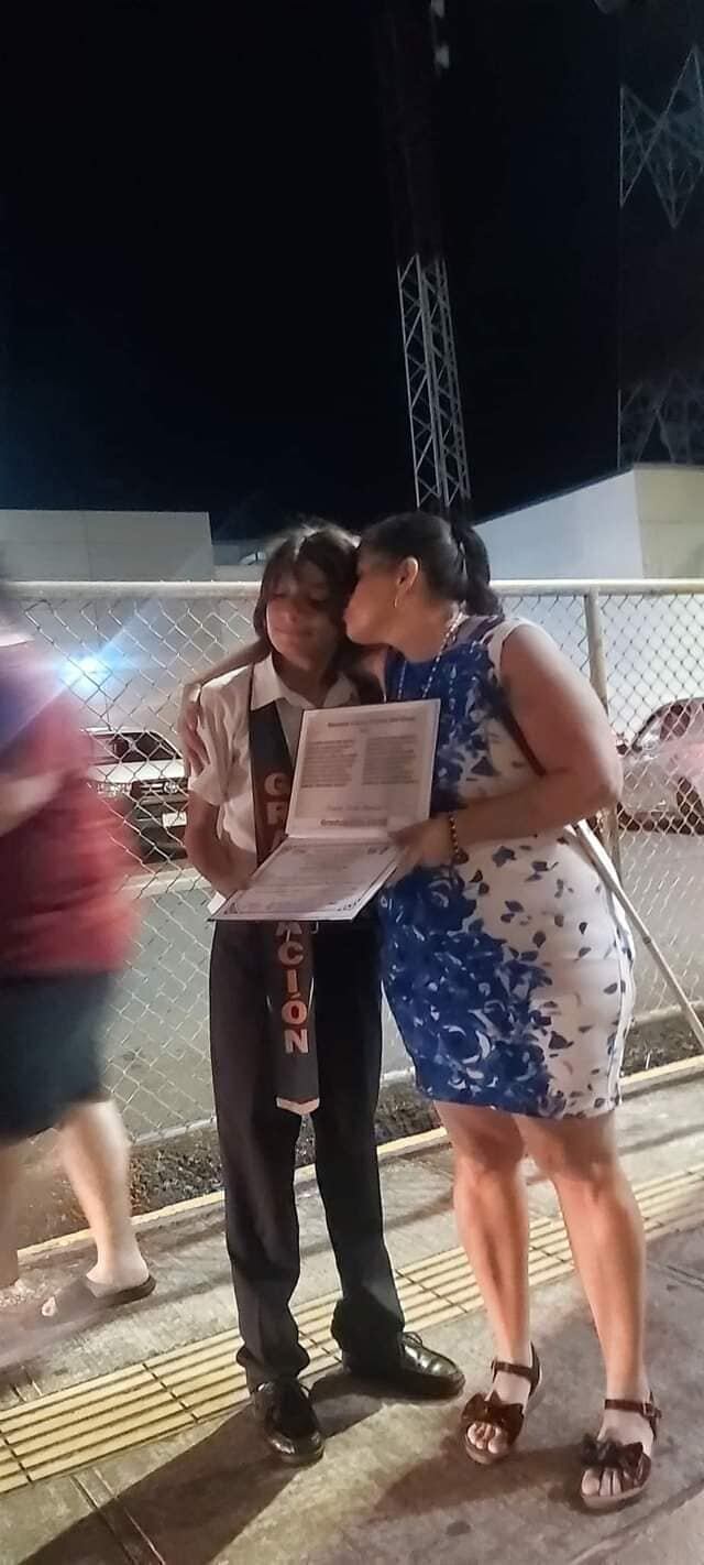Doña Sandra Ugalde es una mamá no vidente y el 22 de diciembre se le graduó un hijo de sexto grado en la escuela Arturo Torres en Esparza, Puntarenas, pero la directora de la escuela no la dejó entrar porque iba con una hija y los menores estaban prohibidos en la graduación.