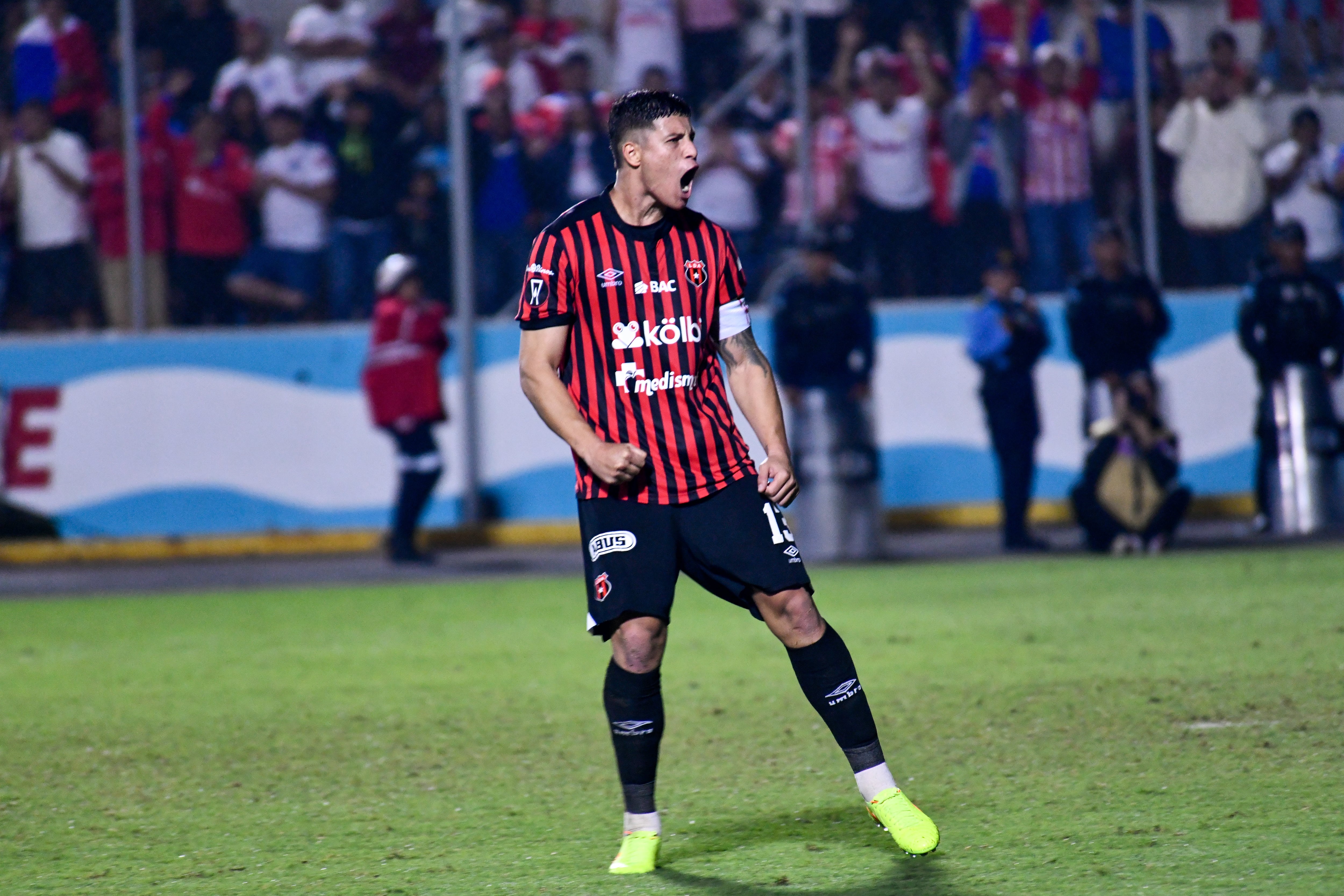 Alexis Gamboa fue el primer lanzador de Liga Deportiva Alajuelense en los penales de la verdad ante Olimpia.