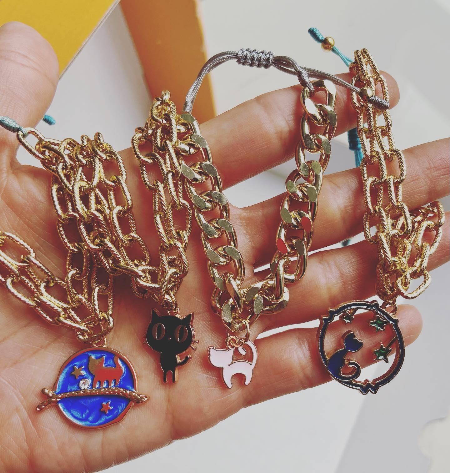 Itzel Segura Segura, odontóloga y Kimberly Chacón Rodríguez, instructora física, crearon “Pulseras con propósito” para ayudar a quienes luchan contra el cáncer de mama.