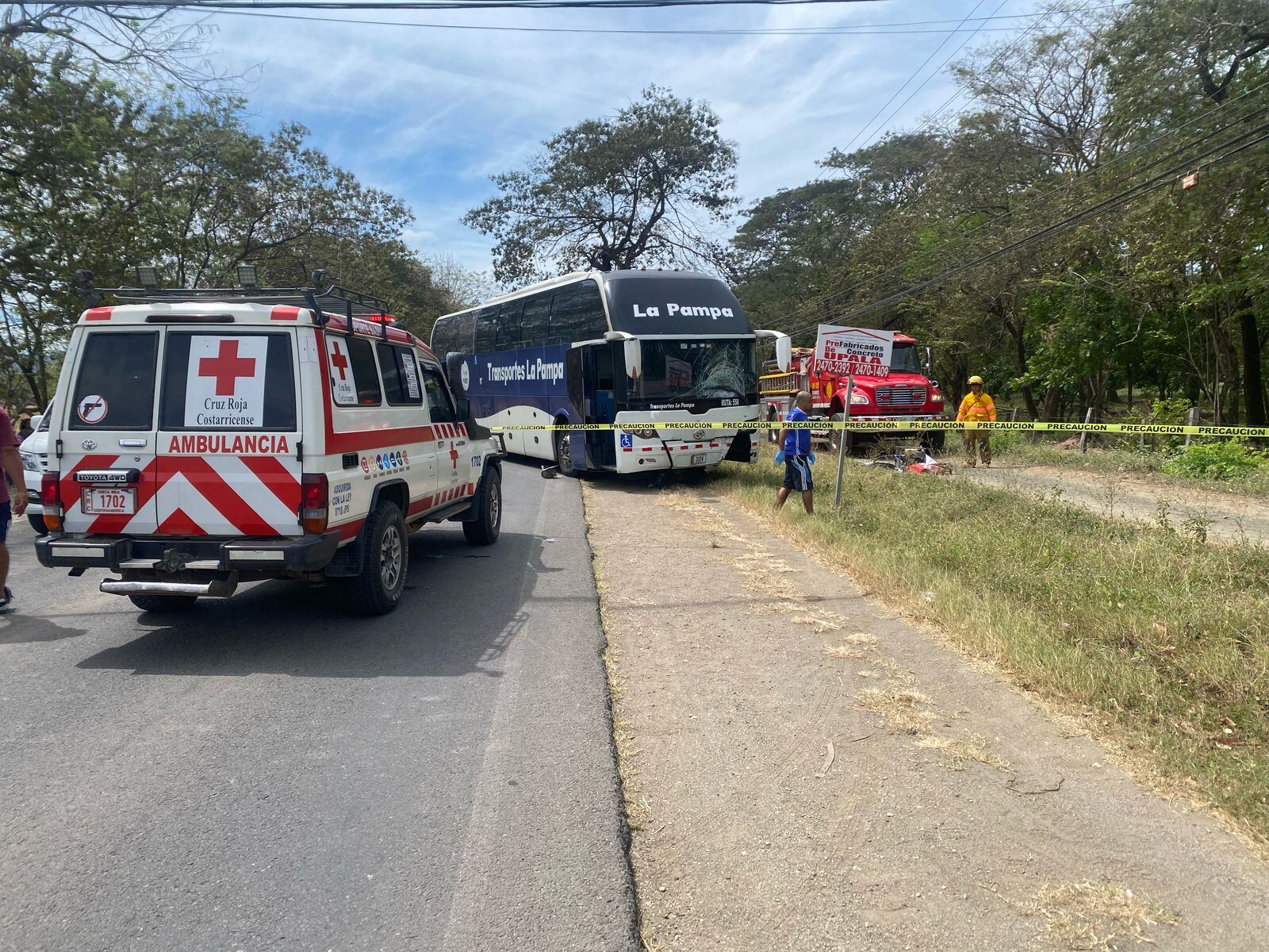 Los dos ocupantes de la moto quedaron metidos debajo del bus. Foto Guana Noticias.