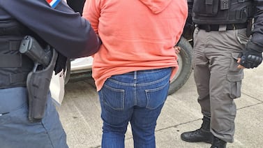 Detienen a mujer y a sus tres hijos como sospechosos de vender drogas en Cartago