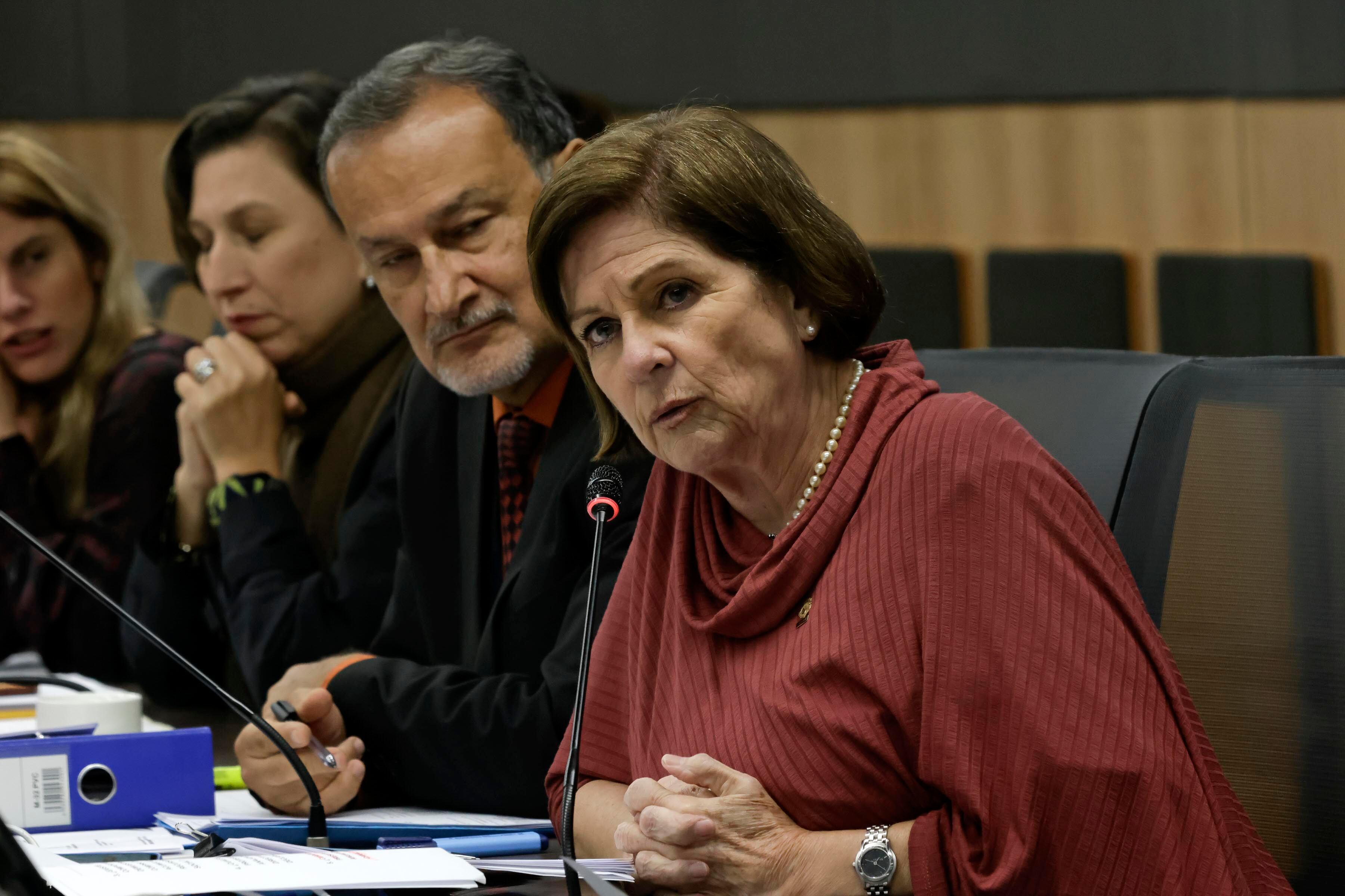 06/11/2023. Asamblea Legislativa, San José. Hora: 06:00 p.m. Comparecencia de la presidenta de la Junta De Protección Social de San José, Esmeralda Britton (en la foto), en la Comisión que investiga las contrataciones en el SINART. Fotos: Mayela López