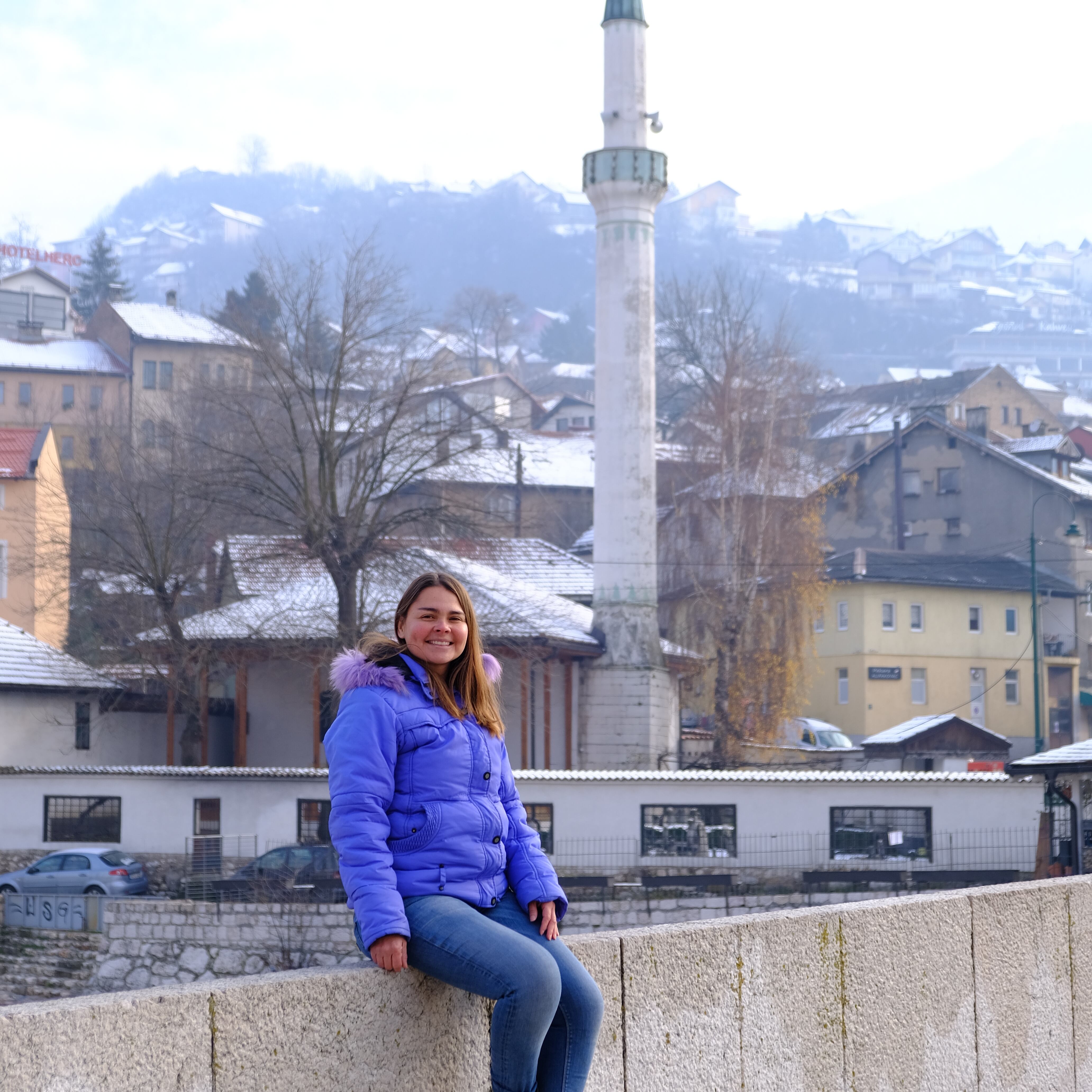 Ivannia Meza Pérez es una tica que ama el periodismo y ama viajar por eso trabaja para clientes en Costa Rica, pero desde cualquier país del mundo. La foto es en Bosnia.