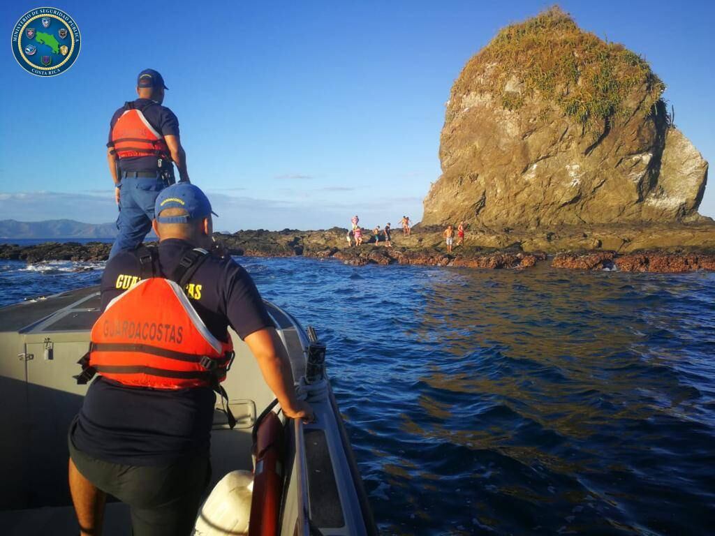 La roca al fondo parece la cabeza de un simio. En la parte inferior izquierda se ve el grupo que naufragó. Foto: Cortesía: MSP