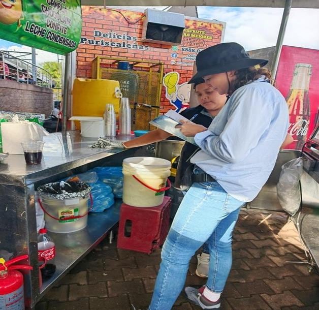 El Ministerio de Salud, que mantiene una vigilancia sanitaria constante y preventiva en los festejos populares que se realizan en Zapote, Curridabat y Belén de Heredia, confirma que encontró alimentos contaminados.