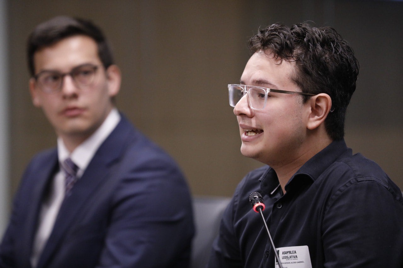 Imágenes de la audiencia ante la Comisión de Junventud de la Asamblea Legislativa, con Cristian Chaves Segura, director del Colegio de Cedros; Leticia Miranda Morales, asistente de dirección; Alexis Calderón Quesada, seguidor de Pueblo Soberano, sobre charla que brindó el joven en el centro educativo.