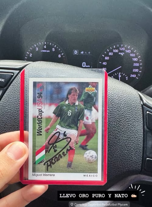 Diego Obando aprovechó la conferencia de prensa del técnico Miguel Herrera, para pedirle un autógrafo. Instagram Diego Obando.