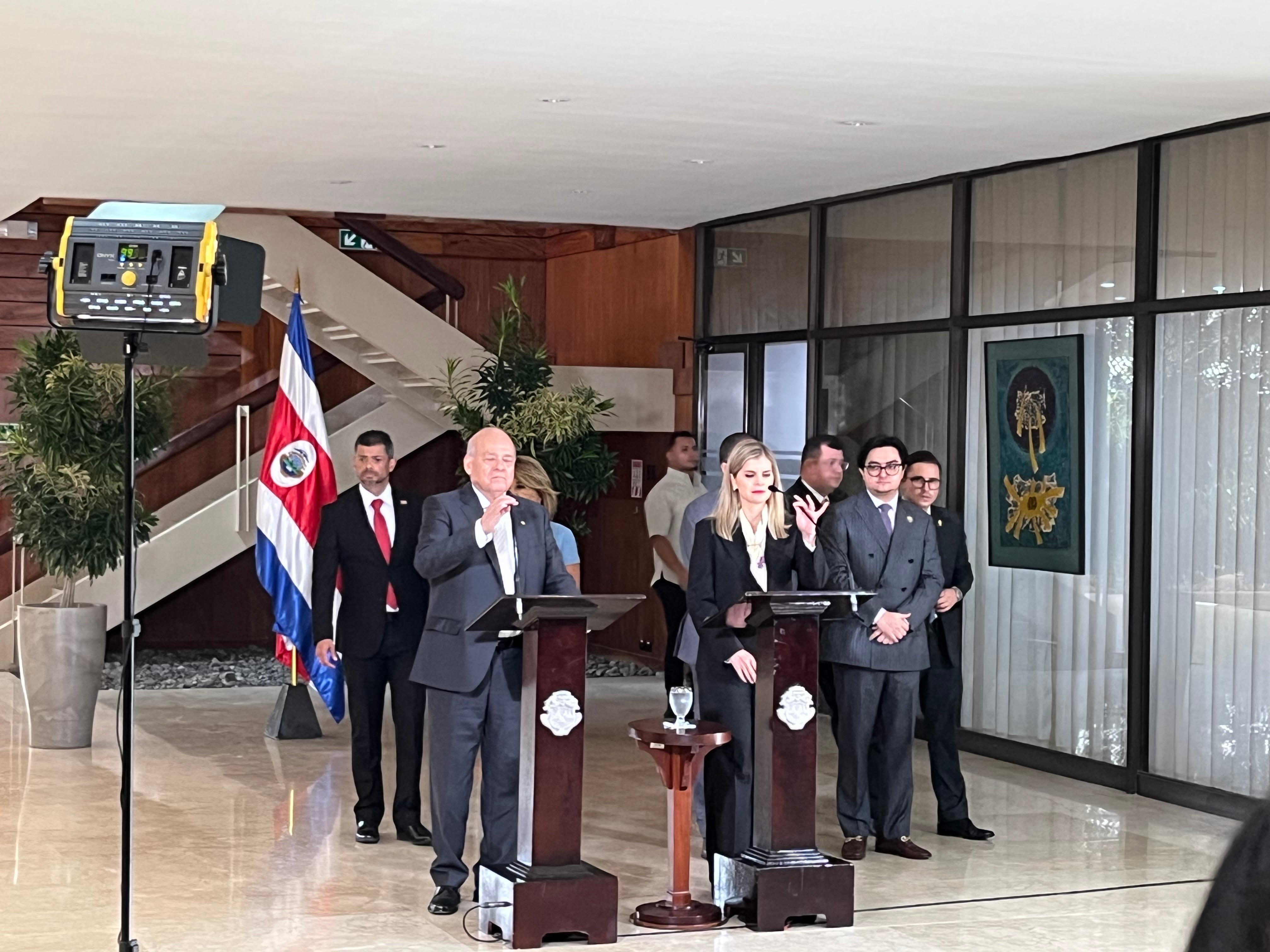 La presidenta Laura Fernández y Orlando Aguirre, presidente de la Corte Suprema de Justicia atienden a la prensa al finalizar su reunión este 18 de mayo de 2026.