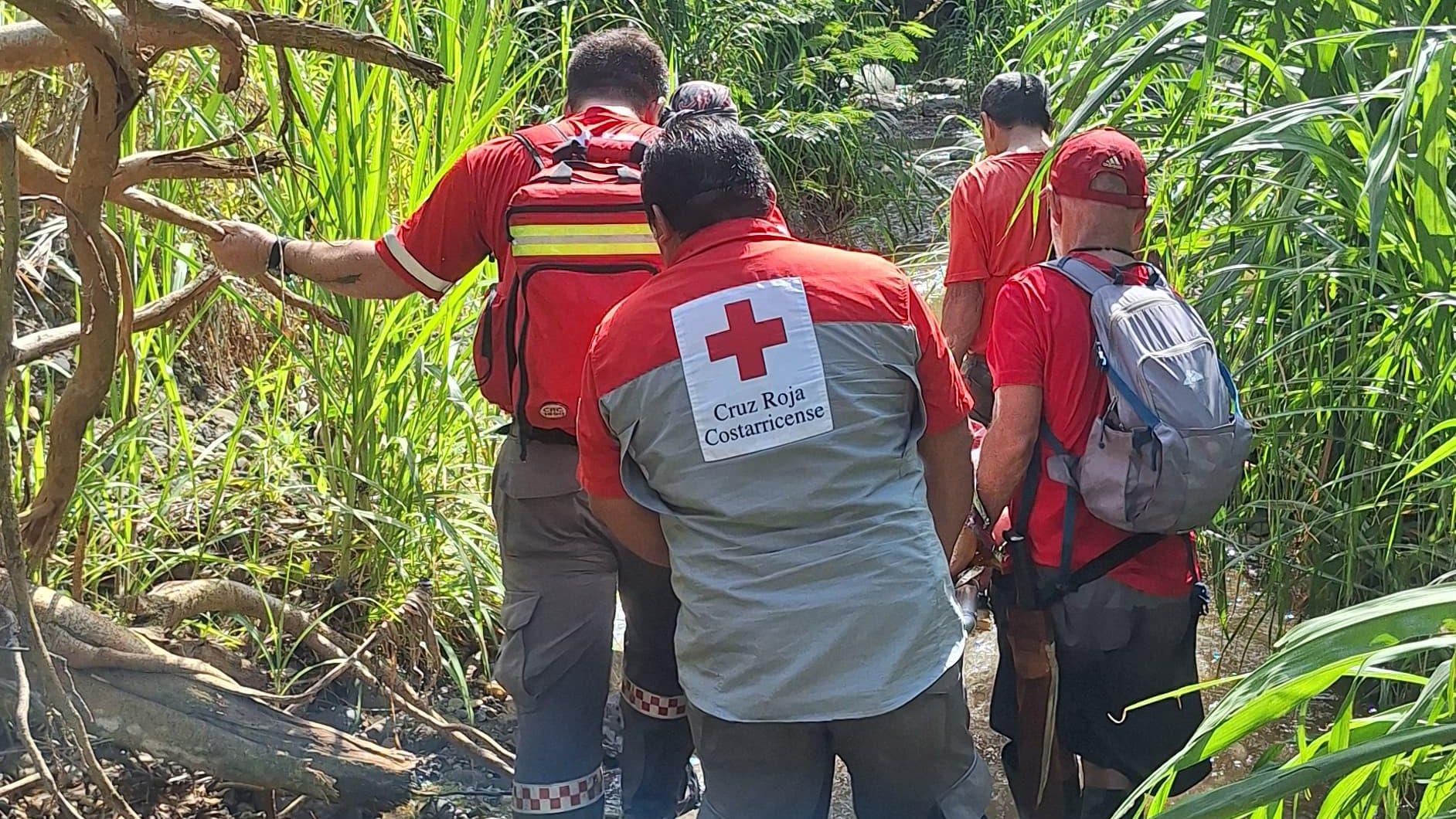 Un adulto mayor de 70 años estuvo desaparecido y al quinto día sin saber de él lo encontraron a la orilla del río Quebrada Honda en Mora. Foto: Cruz Roja
