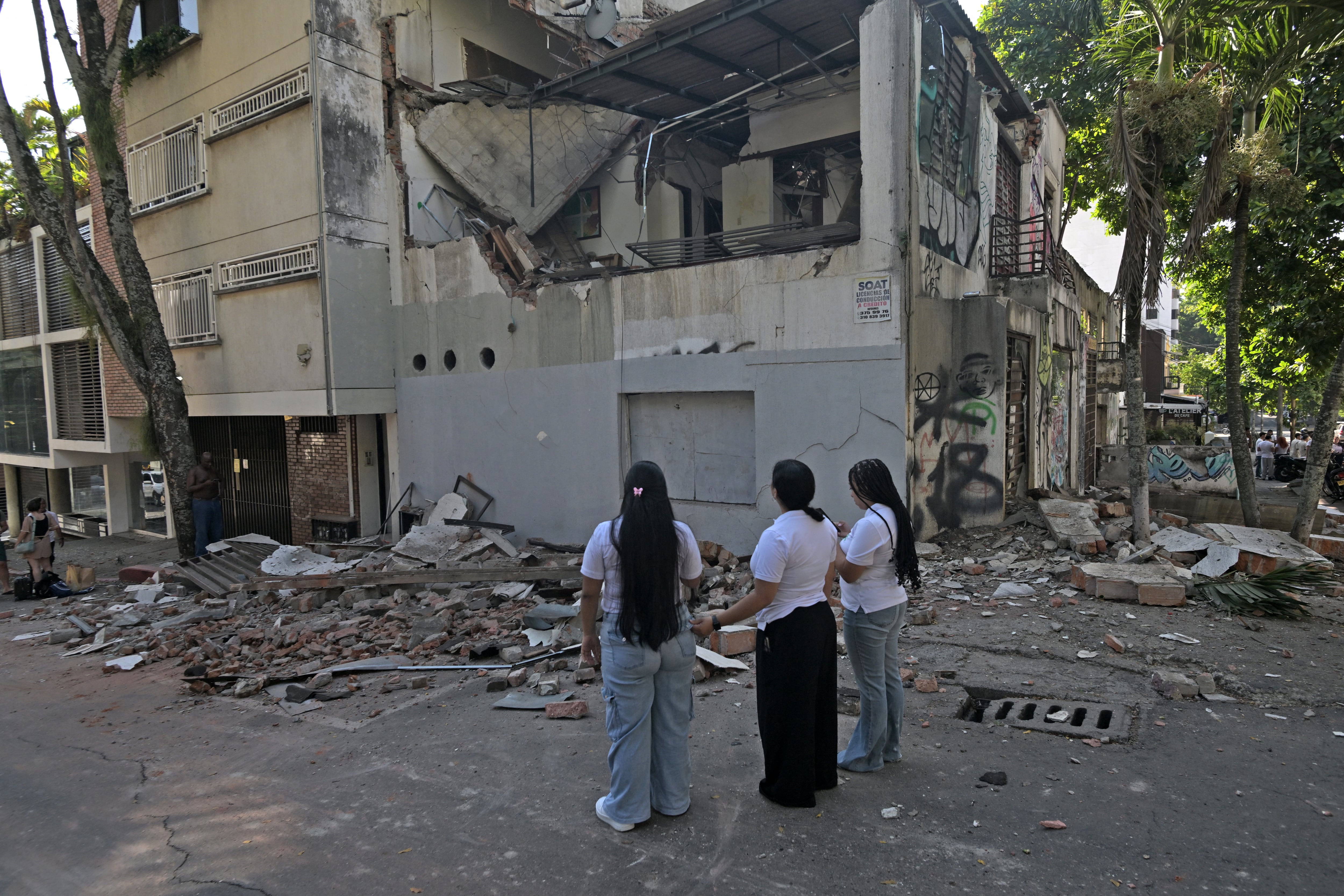 Mujeres observan un edificio dañado después de un terremoto en Cali, Colombia, el 10 de agosto de 2026.