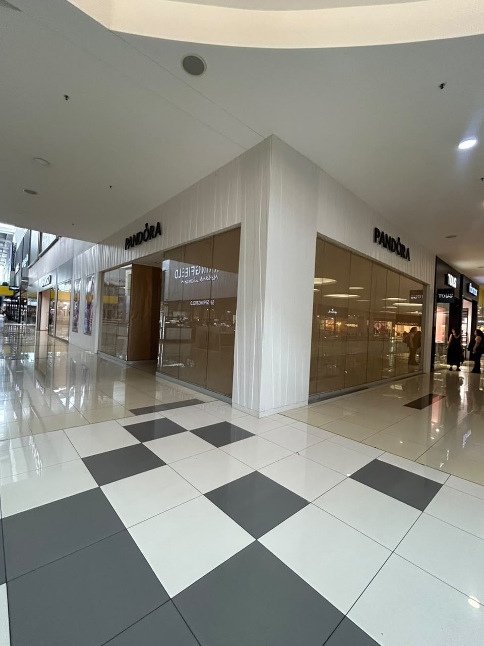 La tienda de Pandora en Lincoln Plaza permanece cerrada al público, al igual que los otros cuatro establecimientos de la marca en Costa Rica.