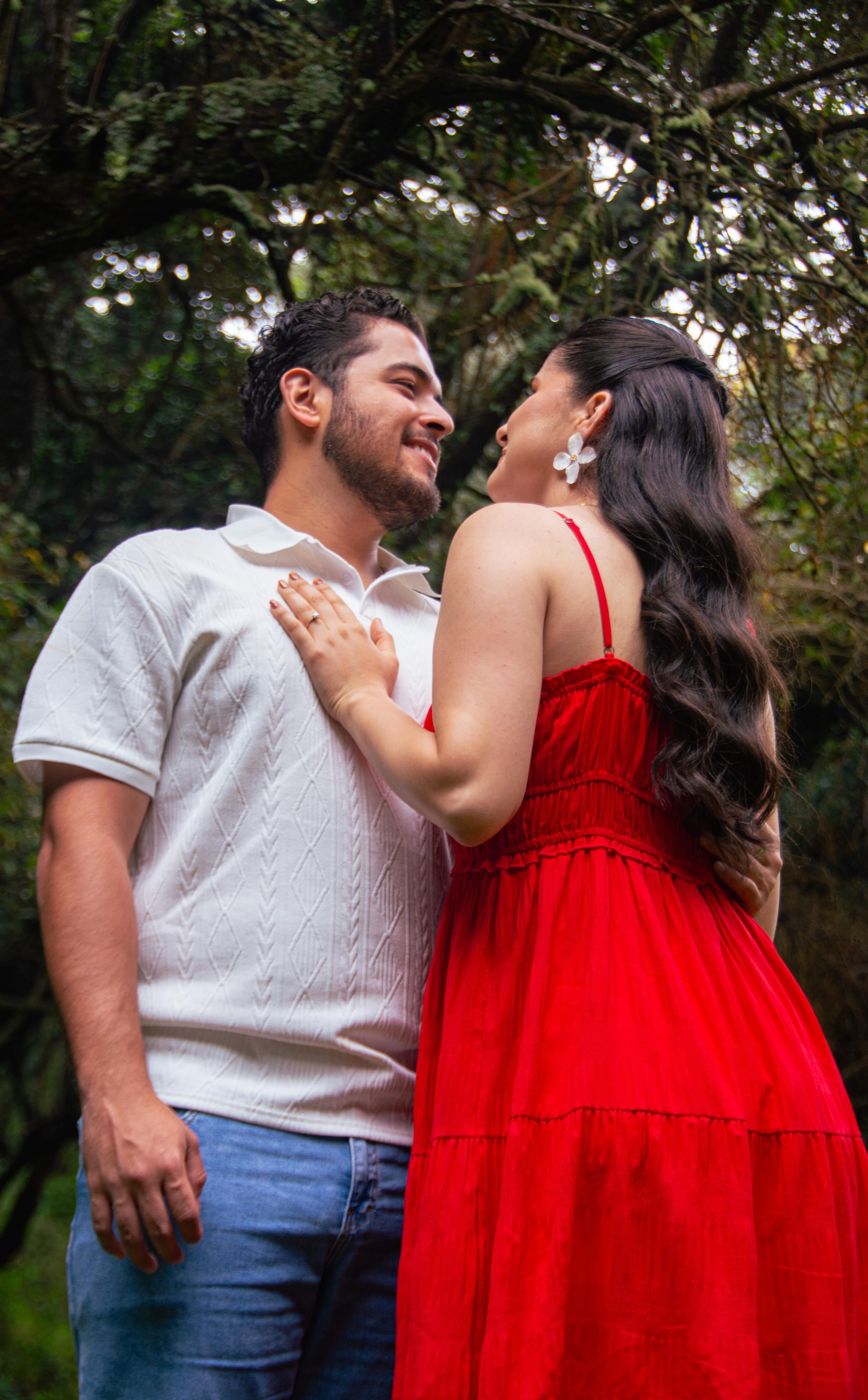 Periodista Saray Corrales de Teletica y su prometido Héctor Agüero.