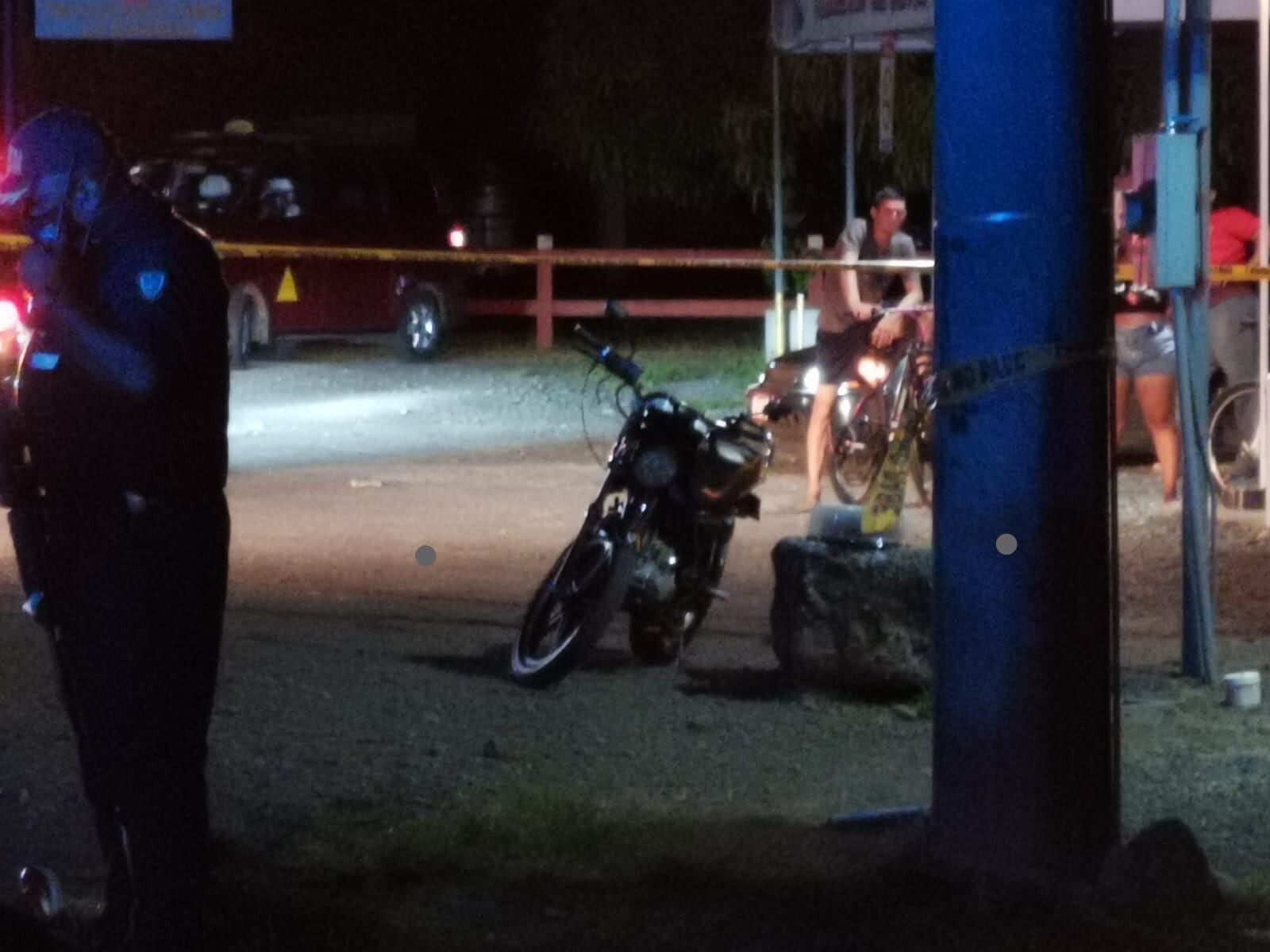 En una calle de lastre del barrio Cristo Rey de Puerto Viejo, desconocidos dispararon en varias ocasiones contra el conductor de una moto, quien perdió la vida en la clínica local. Foto: Reiner Montero.