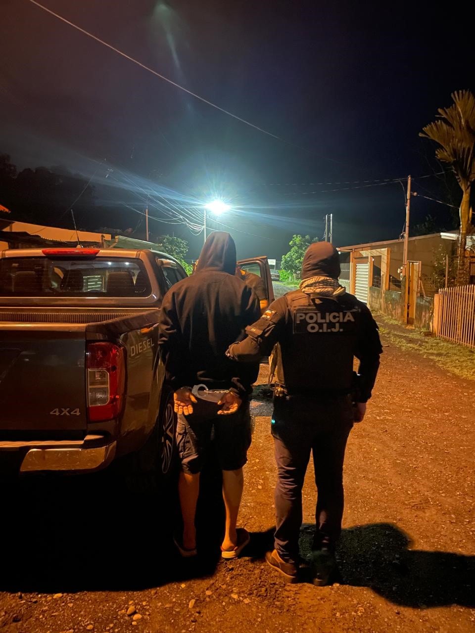 Detienen a hombre como sospechoso de amenazar con arma