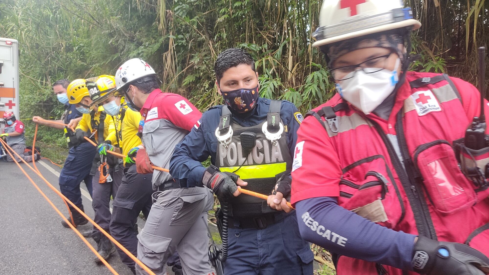 Rescate de mujer que cayó con su carro a guindo en ruta 32. Foto Dinager.