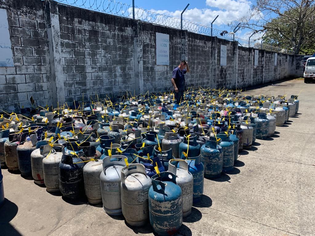 La Autoridad Reguladora de los Servicios Públicos (ARESEP) confirma oficialmente que destruyó 3.778 cilindros de aluminio que fueron usados por muchas familias que cocinan con gas y que estaban en mal estado, durante el primer trimestre de 2023