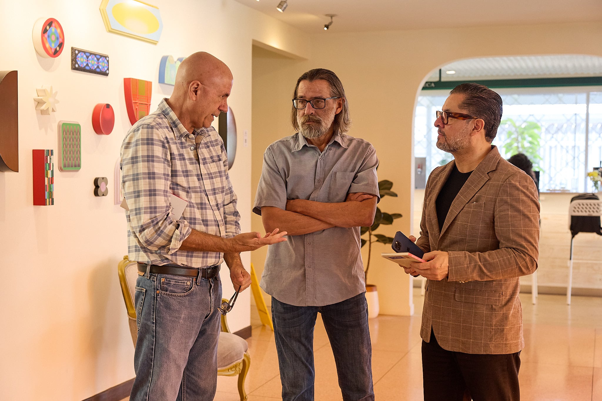 El escritor costarricense, Jesús Guillermo Vargas Garita (conocido como J.G. Vargas), no sale del asombro porque una novela que escribió hace 26 años vuelve a los estantes de una librería. La novela se llama: El feo y los ciegos. En la foto, John Mccuen de la editorial Perro Callejero (izquierda), el escritor Jesús Vargas y Gustavo Solórzano de la EUNED.