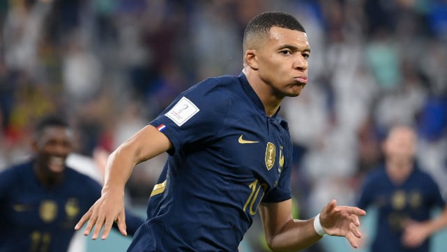 Mbappé se hizo grande al anotar doblete contra Dinamarca. AFP.