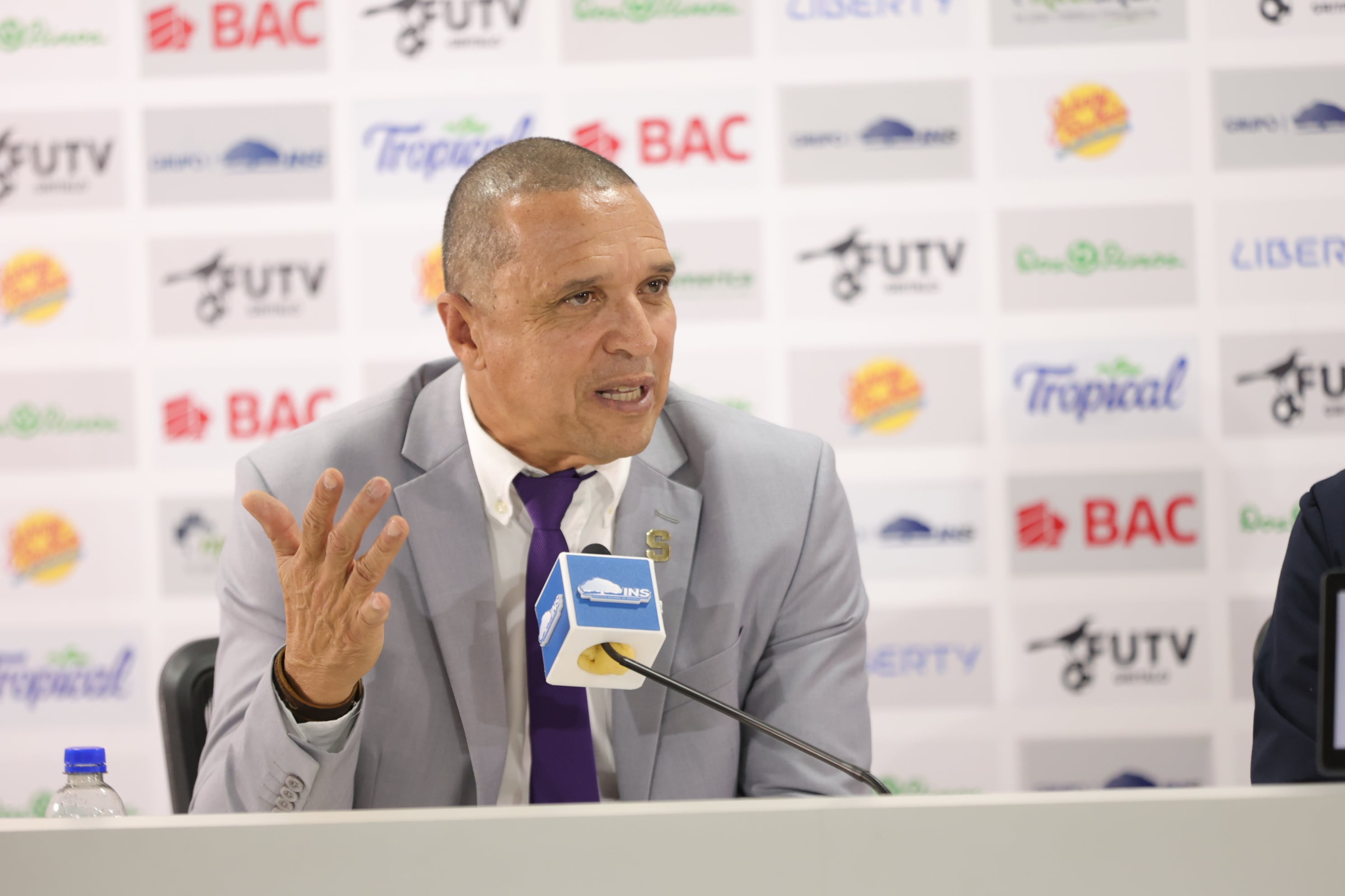 Conferencia de prensa y presentación de  Erick Lonis y Mauricio Villalobos en Deportivo Saprissa / Foto John Durán