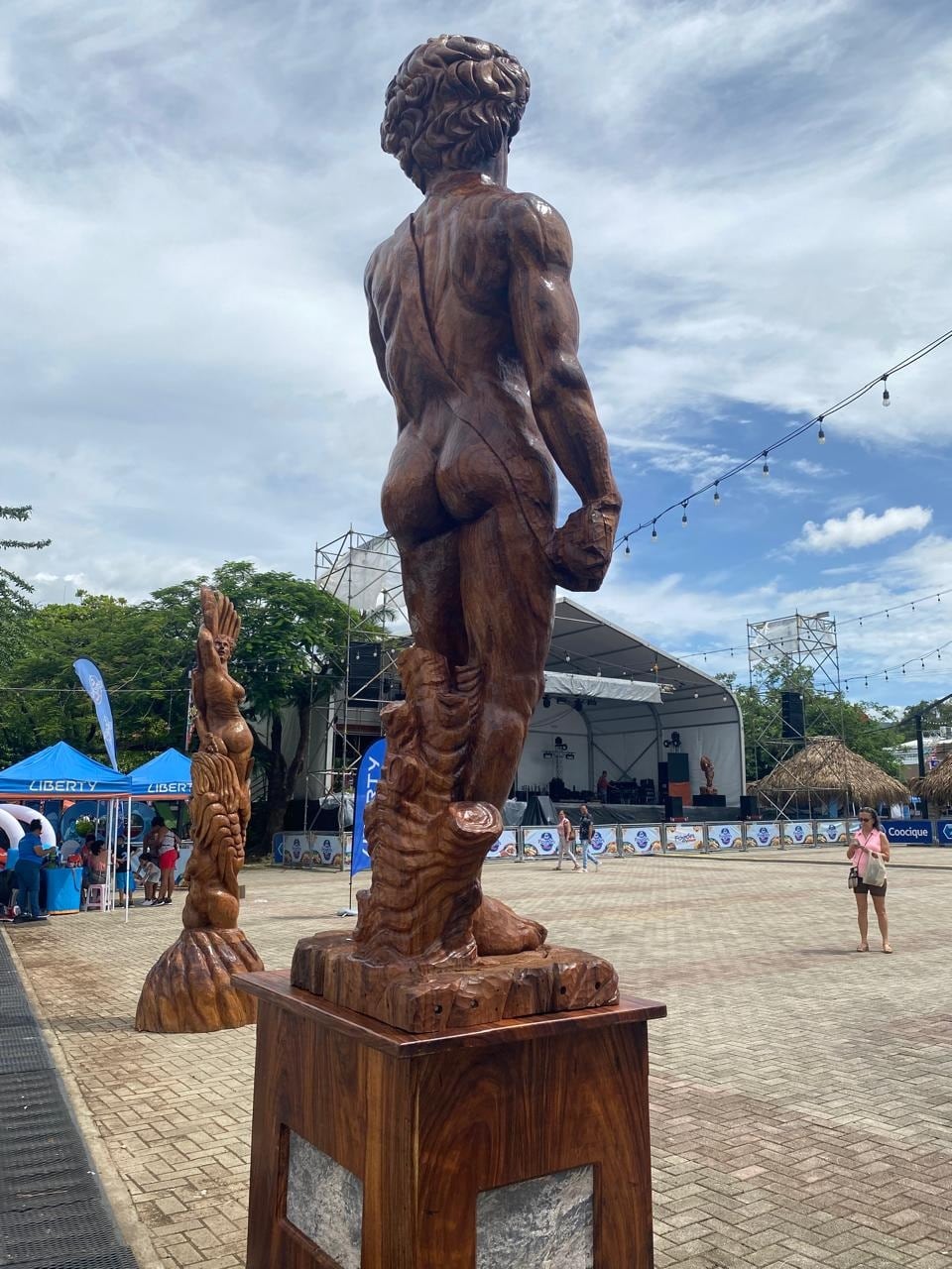 El respetadísimo escultor nicoyano, Juan Rolando Rodríguez P. hizo una réplica del David de Miguel Ángel de 4 metros de altura en madera del árbol de Guanacaste.
