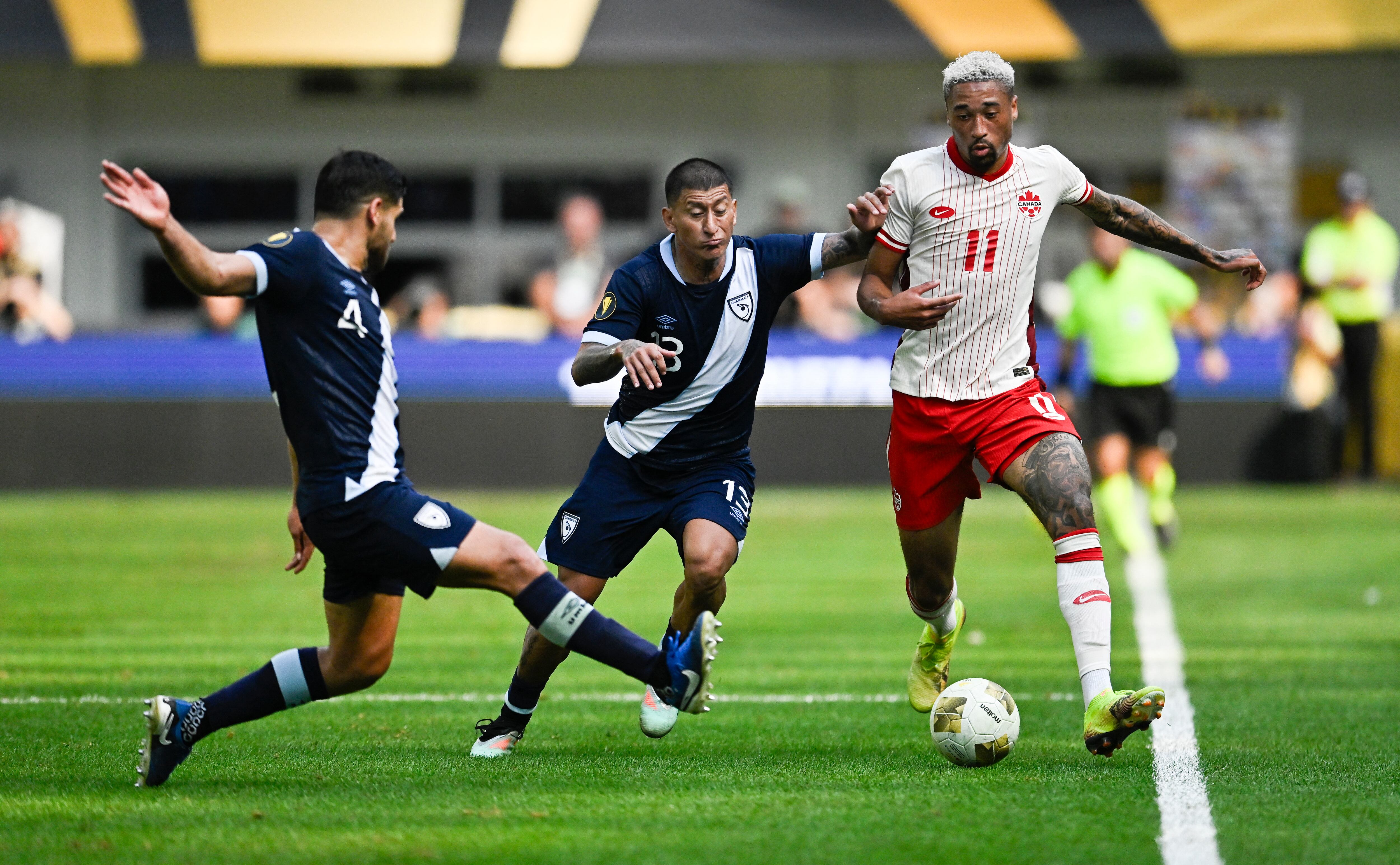 ग्वाटेमालाने हे आश्चर्यचकित केले आणि गोल्ड कपच्या उपांत्यपूर्व फेरीत पेनल्टी शूटआऊटमध्ये कॅनडाचा पराभव केला. एएफपी.