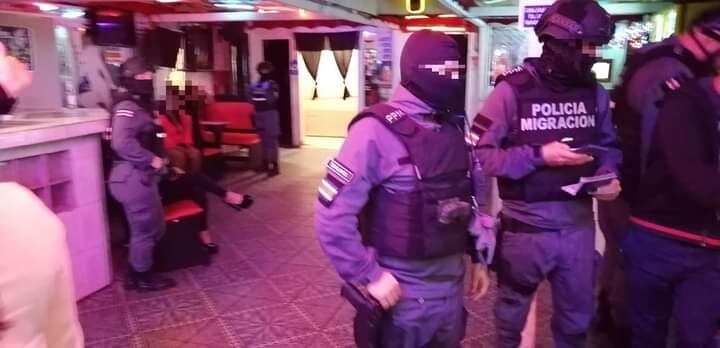 Policía de Migración realizó allanamiento en el bar popularmente conocido como Tencha