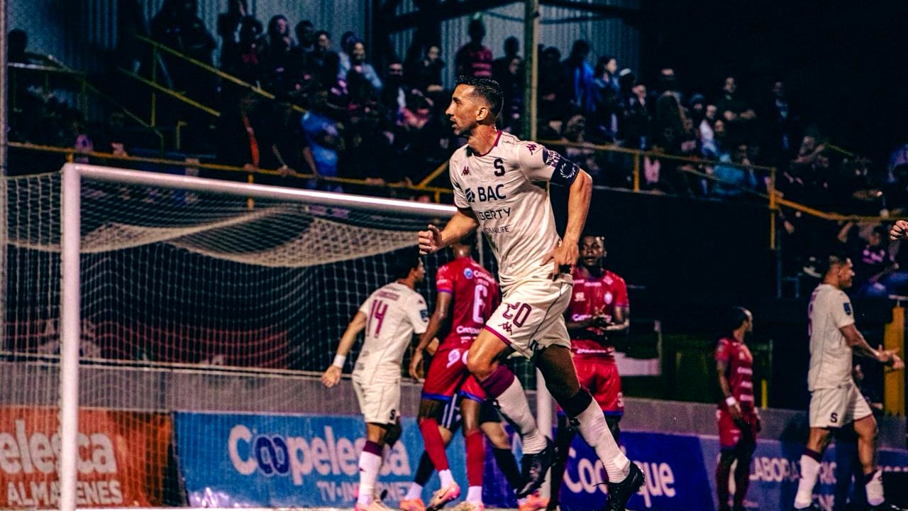 Mariano Torres hizo un golazo en San Carlos
