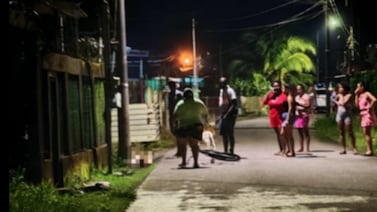 Sicarios ejecutaron a hombre cuando se encontraba sentado junto amigo frente a casa en Limón