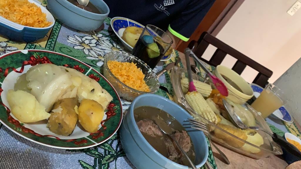 El Taller de Billy Sazón propuso una forma diferente de olla de carne y las redes sociales se le fueron encima con comentarios negativos y hasta memes.  En la foto la olla de carne que hizo doña Cindy Quesada en Moravia.