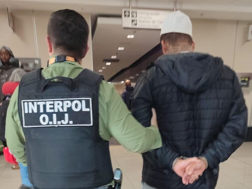 Contra Castro existía una orden de captura internacional.