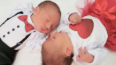 Recién nacidos se visten de trajecito entero para serenatear a sus mamitas