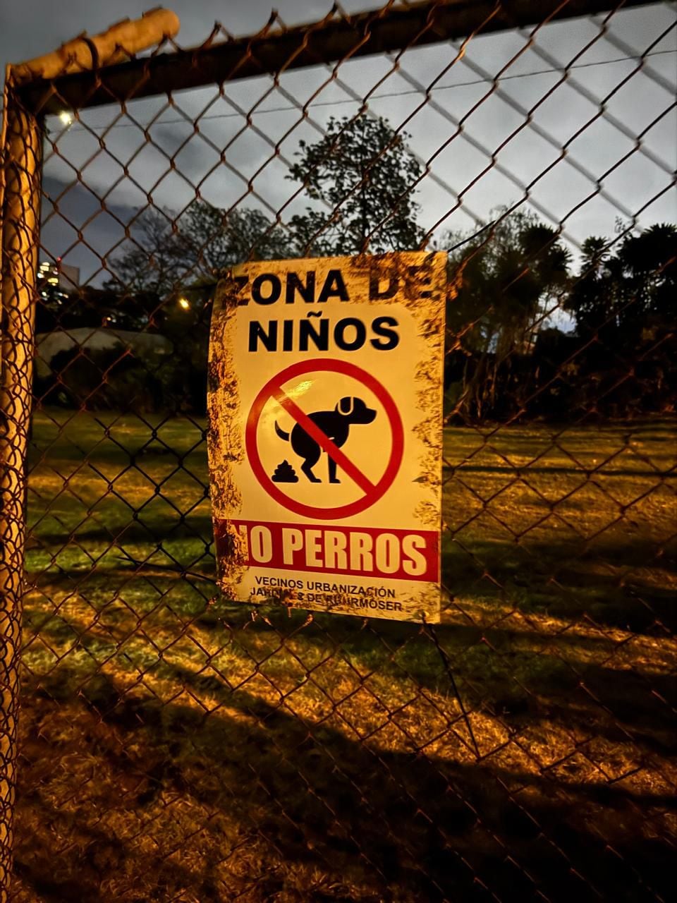 Hombre colocó este rótulo para prohibir uso de parque