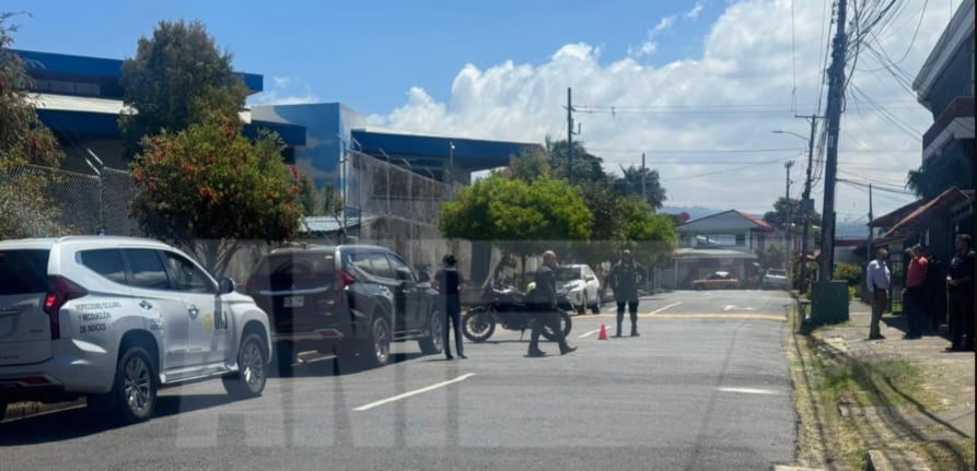 Un vehículo que circulaba a alta velocidad y en contravía fue el detonante de la balacera ocurrida en las cercanías del cementerio en Moravia, San José. Foto: ANI