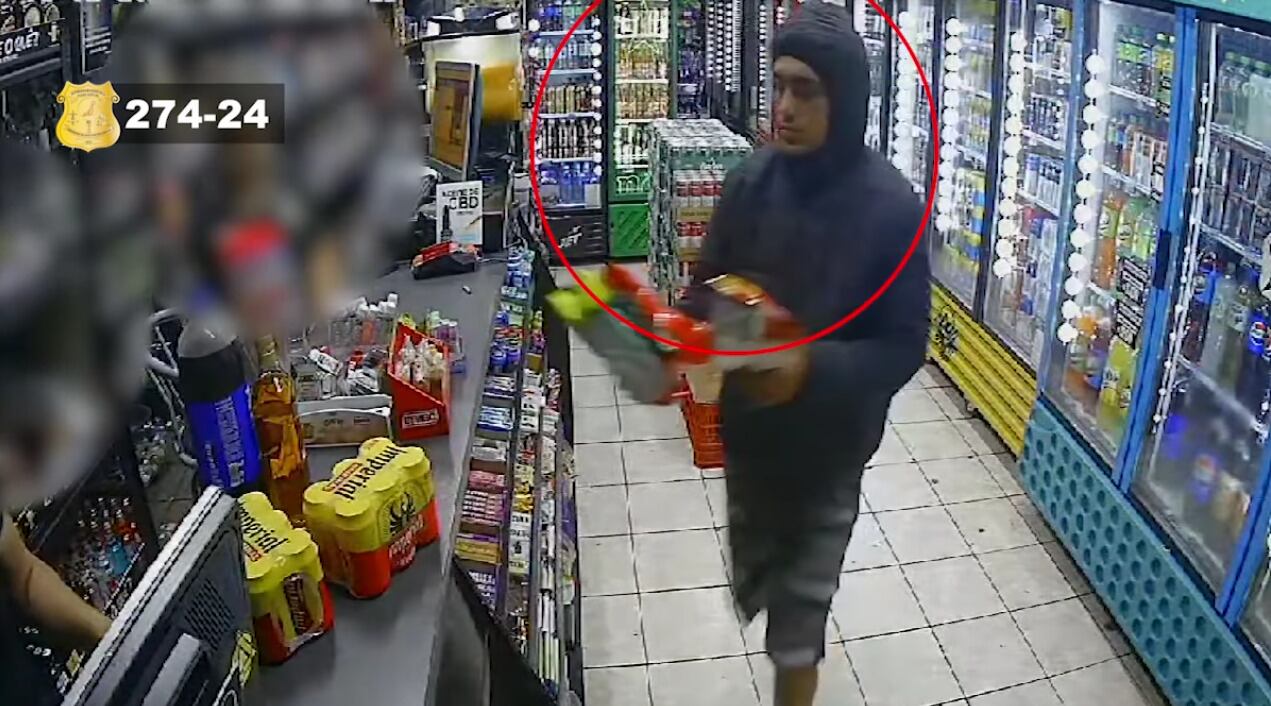 El OIJ busca a este hombre como sospechosos de robar tarjetas y hacer compras.