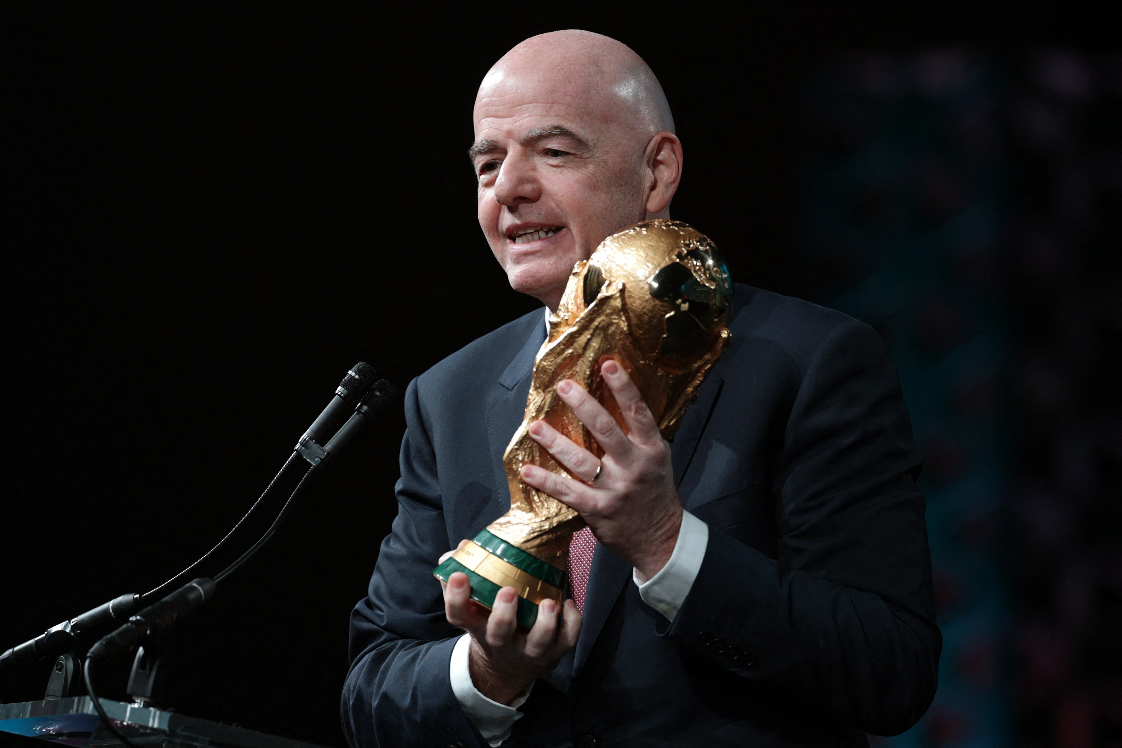 WASHINGTON, D. C. – 29 de enero de 2026.
El presidente de la FIFA, Gianni Infantino, sostiene el trofeo de la Copa Mundial de la FIFA mientras se dirige a la reunión de invierno de la Conferencia de Alcaldes de Estados Unidos, el 29 de enero de 2026 en Washington, D. C. Infantino promovió el Mundial 2026, que tendrá como sedes a Estados Unidos, Canadá y México, y destacó los posibles beneficios para las ciudades anfitrionas y sus comunidades.
Alex Wong/Getty Images/AFP
(Foto de ALEX WONG / GETTY IMAGES NORTH AMERICA / Getty Images vía AFP)