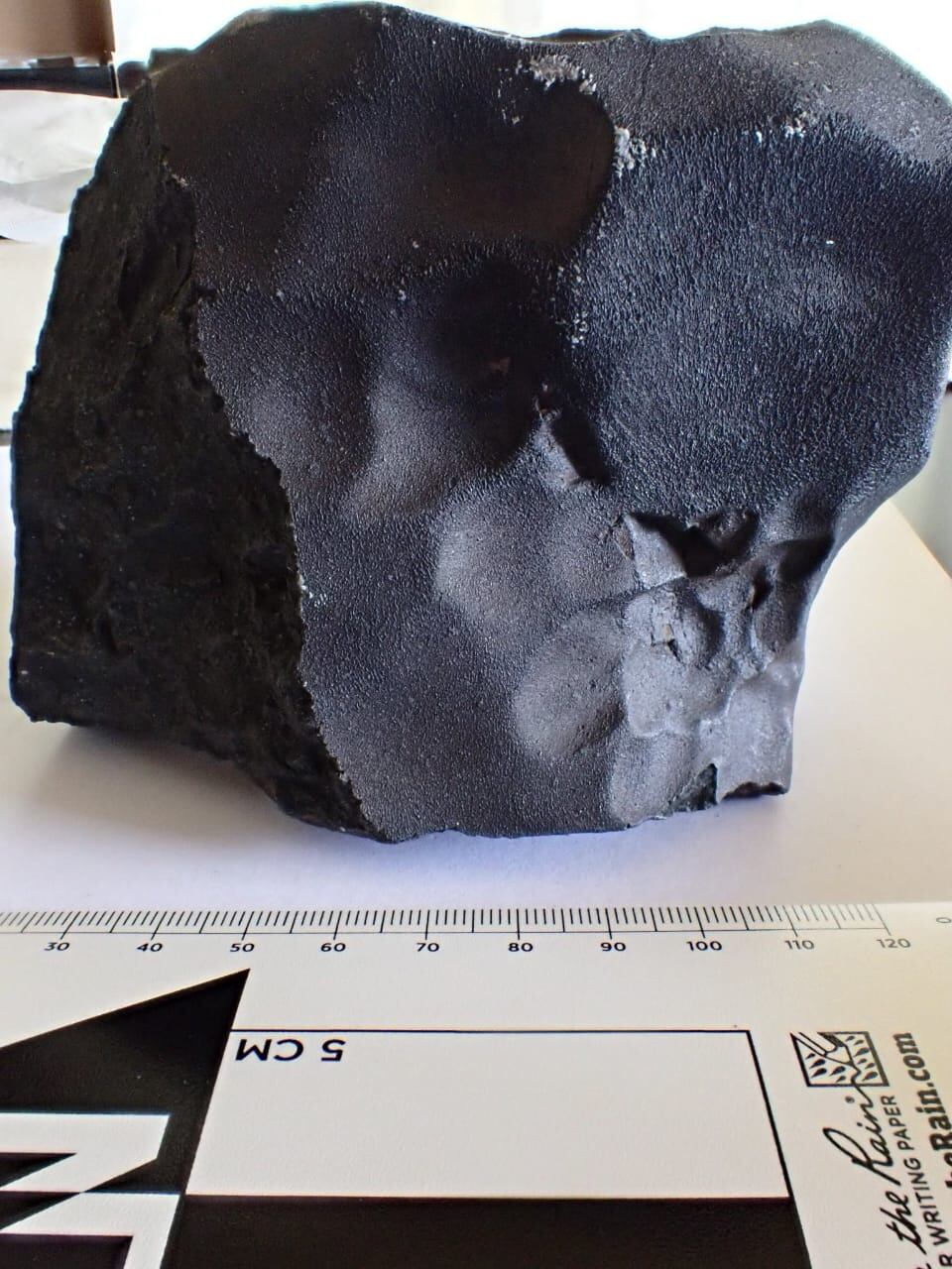 Paulo Ruiz Cubillos es geólogo de la Universidad de Costa Rica (UCR) y también es fotógrafo profesional. Él tuvo la exclusiva oportunidad de realizarse una sesión fotográfica a un fragmento del meteorito Aguas Zarcas.