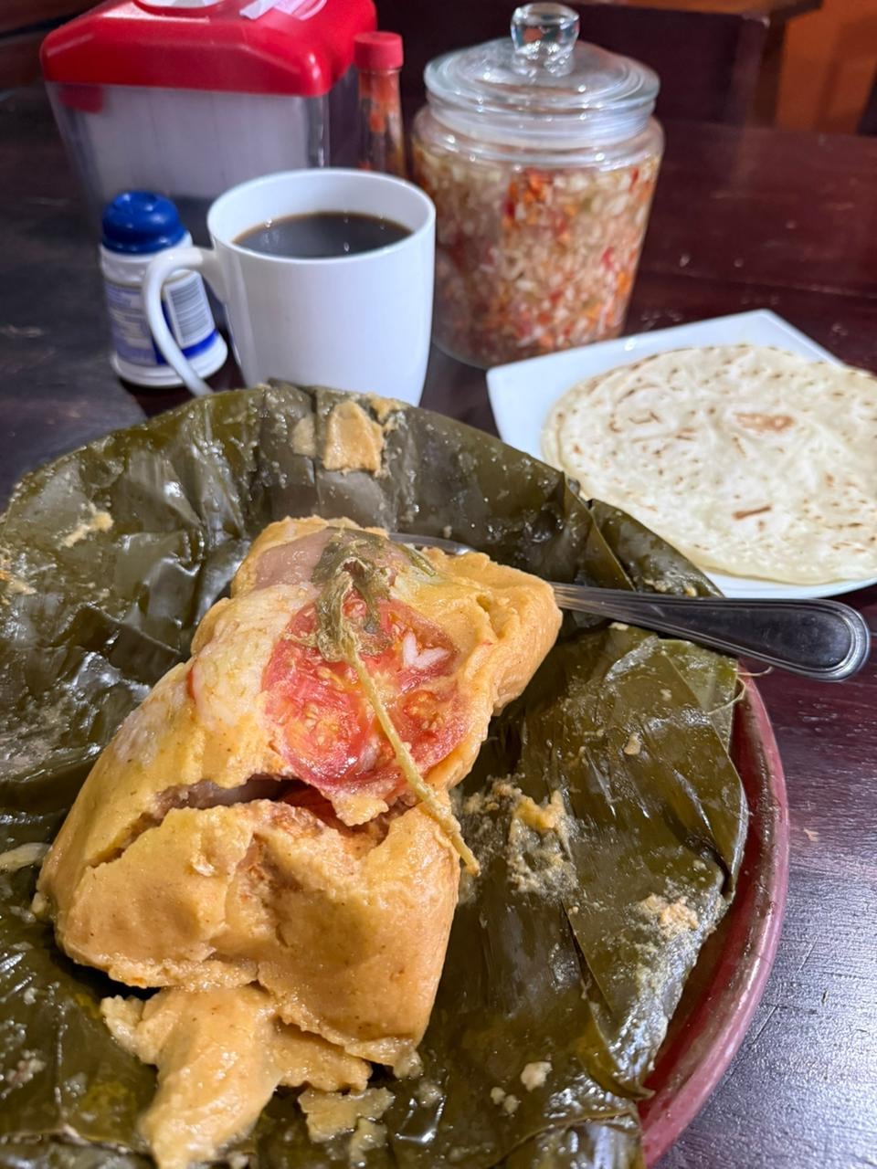 Deyvis Mercado Lezama, de 37 años, nació entre olas del Pacífico nicaragüense y que hoy cocina en Guanacaste, convirtiendo sus sueños y luchas en un ejemplo de superación.